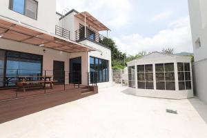 una casa con un gran patio con un banco. en WoW WoW Pool Villa en Gyeongju