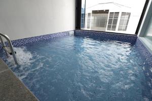 una piscina de agua azul en un edificio en WoW WoW Pool Villa en Gyeongju