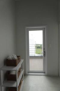 Habitación blanca con puerta y ventana en WoW WoW Pool Villa en Gyeongju