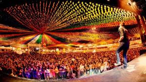 a man on a skateboard in front of a crowd of people at Oceano Azul Hospedagens a 50 M DA ORLA-Passarela do Caranguejo in Aracaju