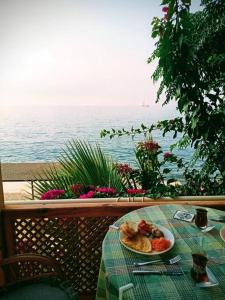 une table avec une assiette de nourriture sur une table donnant sur l'océan dans l'établissement New Year in the Mediterranean, 10 meters from the sea, à Silifke