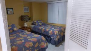 - une chambre avec 2 lits et une fenêtre dans l'établissement El mejor departamento a la orilla del mar, à Ixtapa