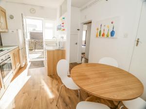 Kuchyň nebo kuchyňský kout v ubytování Beside The Sea - Ar Lan y Mor