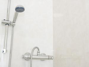 Koupelna v ubytování Beside The Sea - Ar Lan y Mor + 15 fotografií