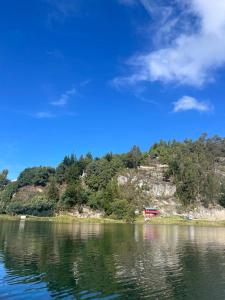 a large body of water with a hill with trees at Madervillhospedaje in Aquitania