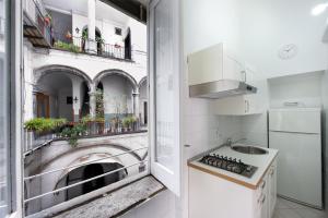 een keuken met een spoelbak en een fornuis bij Domus Decumana in Napels