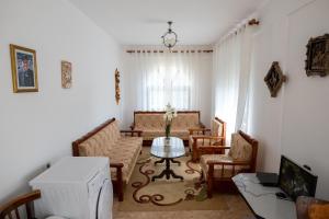 uma sala de estar com mesa e cadeiras em Panoramic View House em Tepelenë