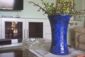 um vaso azul com uma planta sobre uma mesa em Luxurious Penthouse in Degla Maadi no Cairo