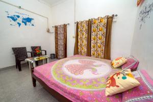 เตียงในห้องที่ Khajuraho Homestay