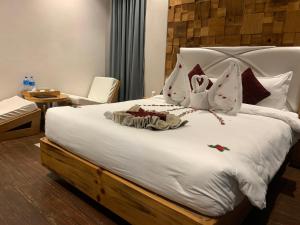 A bed or beds in a room at Hotel Smarak