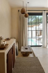 ギリ・トラワンガンにあるCahaya Villas - Luxury Villa With Private Poolのリビングルーム(テーブル、大きな窓付)