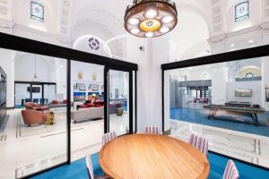 ボストンにあるBrighton 1br w wd pool gym nr Green Line BOS-849のテーブルと椅子のあるダイニングルーム