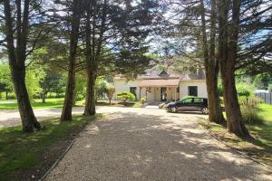 una entrada de entrada frente a una casa con árboles en Mini maison Tiny house 6 per 3800m2 jardin Jacuzzi, en Pontault-Combault