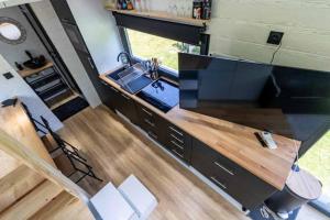 an interior view of a tiny house with a desk at Mini maison Tiny house 6 per 3800m2 jardin Jacuzzi in Pontault-Combault