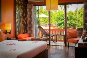 um quarto de hotel com uma cama e uma varanda em Golden Temple Hotel em Siem Reap