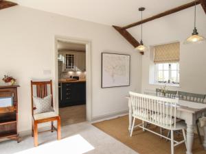 ドーチェスターにあるThe Coach House at Lackington Farmのダイニングルーム(テーブル、椅子付)