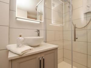 ドーチェスターにあるThe Coach House at Lackington Farmの洗面台とガラスのシャワーを備えたバスルーム +49枚の写真