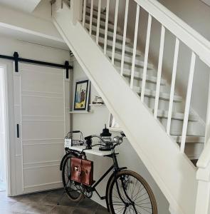 un vélo garé dans un couloir avec un escalier dans l'établissement Haus FÜHLDICHWOHL, à Boizenburg/Elbe