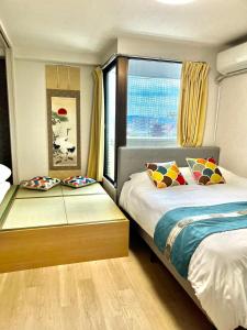 een slaapkamer met een bed en een raam bij 大阪旅・四葉　 in Osaka