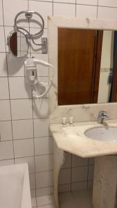 a bathroom with a sink and a mirror at ريف الشاطئ للشقق الفندقية in Dammam