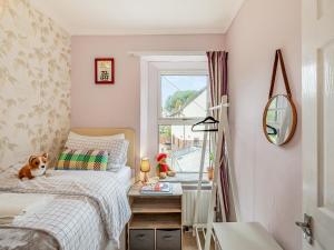 Cinderford的住宿－Oak Villa，一间小卧室,配有床和窗户