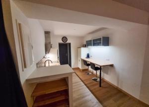 een keuken met een tafel en een bureau in een kamer bij Maison 700m du centre-ville in Auxerre