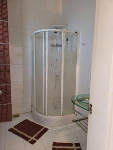 Das Bad ist mit einer Dusche und einer Glasbadewanne ausgestattet. in der Unterkunft Naama Bay resort in Sharm El Sheikh