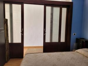 Schlafzimmer mit zwei Glasschiebetüren und einem Bett in der Unterkunft Naama Bay resort in Sharm El Sheikh