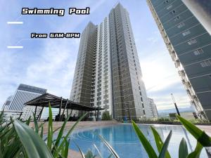 ein großes Apartmenthaus mit Pool und zwei hohen Gebäuden in der Unterkunft 【located inside IT Park】【3min walk to Ayala Central Bloc】【swimming pool】【WIFI 300mbps】 in Cebu City