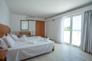 Postel nebo postele na pokoji v ubytování Kos Bay Hotel