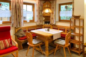 - une salle à manger avec une table et des chaises en bois dans l'établissement Apartment in K nigsleiten with a shared sauna, à Königsleiten