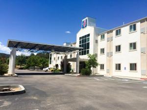 a building with a parking lot in front of it at Motel 6-Ruidoso, NM in Ruidoso