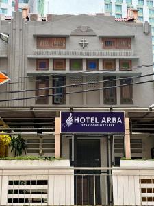 una zona hotelera con un cartel frente a un edificio en Hotel Arba, en Kuala Lumpur