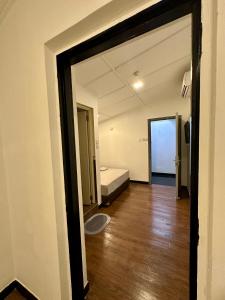 Habitación con 1 dormitorio con 1 cama y suelo de madera. en Hotel Arba, en Kuala Lumpur