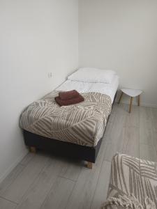 1 dormitorio con 1 cama y suelo de madera en Noclegi u Marylki, en Gniezno