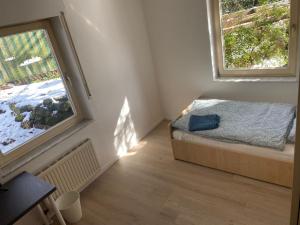 a small bedroom with a bed and a window at Gästehaus am Biener See in Schepsdorf