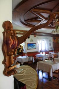 Ein Restaurant oder anderes Speiselokal in der Unterkunft Hotel Bouton D'Or - Cogne 