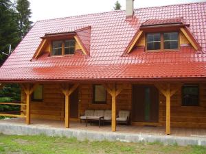德魯哈法的住宿－Privat Mikyska，一座大型木房子,设有红色屋顶