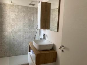 y baño con lavabo blanco y espejo. en CASA NOVA Luxury Apartment Suite Fichi d'India, en Nova Milanese