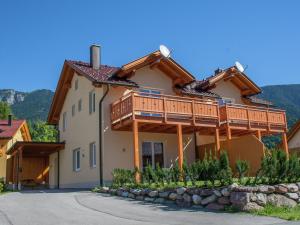 科次察赫的住宿－Chalet in ski area in Koetschach-Mauthen，房屋的一侧有甲板