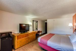 En eller flere senger på et rom på Motel 6-Albert Lea, MN