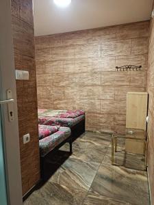 Zimmer mit 2 Betten und einem Glastisch in der Unterkunft Berić Rooms Hostel in Šabac