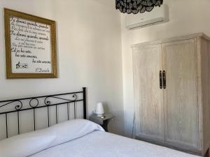 1 dormitorio con 1 cama y una tabla en la pared en Casa Nova Luxury Apartment Suite Limoni, en Nova Milanese