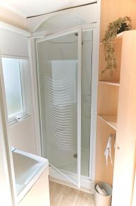 um armário de vidro numa cozinha com em Bungalow Cosy équipé em La Boissière-de-Montaigu