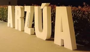 a large white sign that says hula at #Stop&Go "la estancia más corta del mundo" in Arzúa