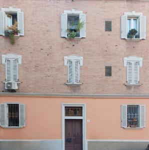 - un bâtiment en briques avec des fenêtres et une porte dans l'établissement Mondo7, à Bologne