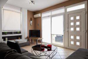 een woonkamer met een bank en een schuifdeur bij Nur Villa in Karfás