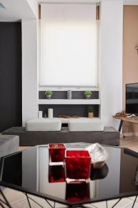 uma sala de estar com uma mesa de vidro e cadeiras vermelhas em Luxury Karfas House em Karfas
