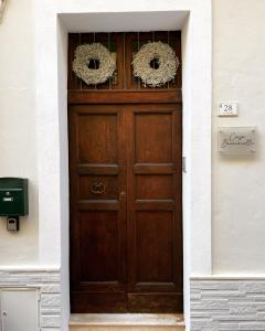 uma porta de madeira com grinaldas em cima em Casa Bucciarelle em Casoli