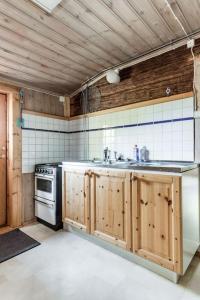 A kitchen or kitchenette at Cozy cottage by the lake, Charlottenberg